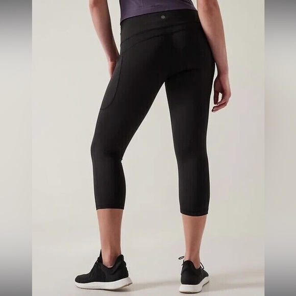 Athleta Ultimate Stash Capri Leggings (Size: L) - Picture 4 of 15